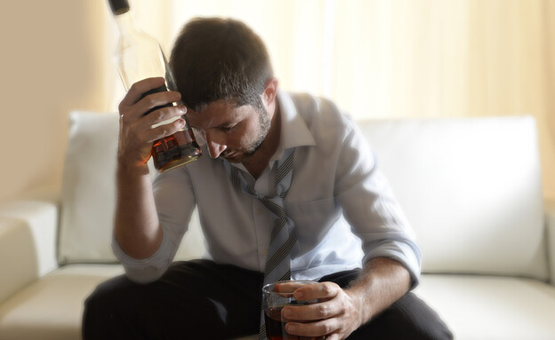 גבר שותה אלכוהול (צילום: Marcos Mesa Sam Wordley, shutterstock)