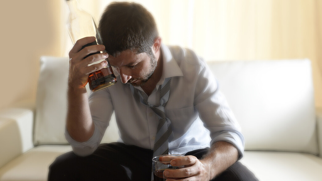גבר שותה אלכוהול (צילום: Marcos Mesa Sam Wordley, shutterstock)