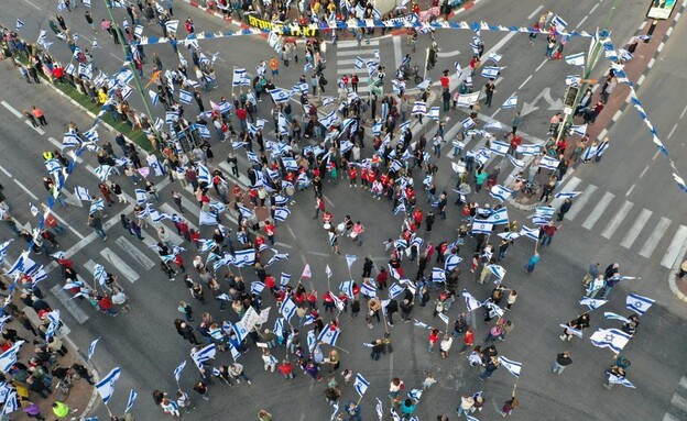 הפגנה נגד המהפכה המשפטית, נס ציונה (צילום: אביב חסידוב)