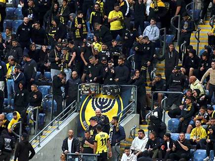 עם נוכחות דלילה יחסית ביציעים (צילום: אלן שיבר)