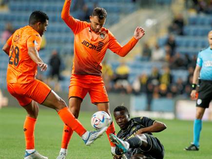 אחרי מחצית ראשונה שוות כוחות (צילום: אלן שיבר)