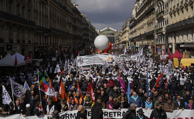 פריז הפגנה צרפת (צילום: Thibault Camus, ap)