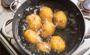 בישול תפוחי אדמה  (צילום: dashtik, SHUTTERSTOCK)