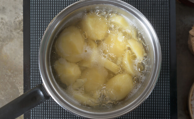 בישול תפוחי אדמה  (צילום: inewsfoto, SHUTTERSTOCK)
