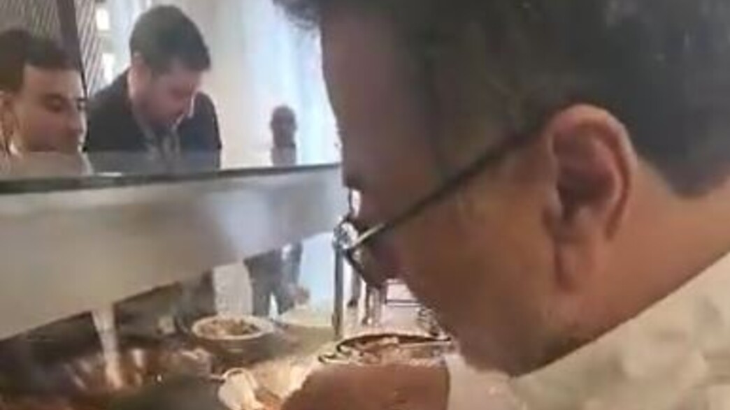 חיים כהן ביום הראשון בתפקיד שף מזנון הכנסת (צילום: צילום מסך - טוויטר)