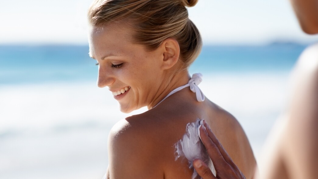 מישהו מורח קרם הגנה בים