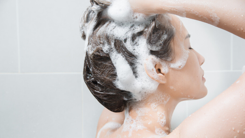 אישה חופפת שיער אישה חופפת שיער