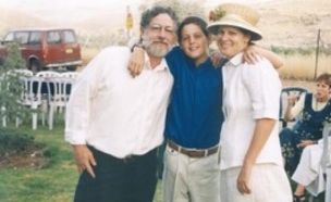 קובי מנדל ז"ל עם הוריו (צילום: באדיבות המשפחה)