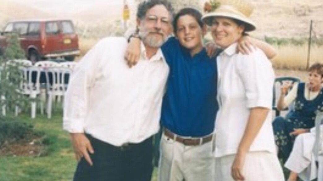 קובי מנדל ז"ל עם הוריו קובי מנדל ז"ל עם הוריו