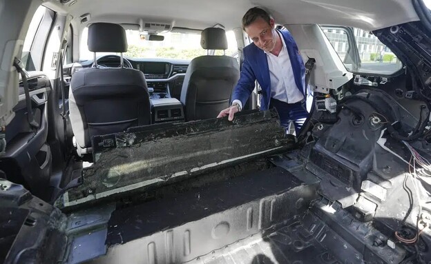 רכב שנתפס עם מקום מיוחד להברחת סמים ונשק (צילום: AP)