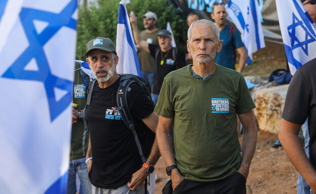 עמר בר-לב בהפגנה בעד שוויון בנטל בבני ברק (צילום: פלאש 90)