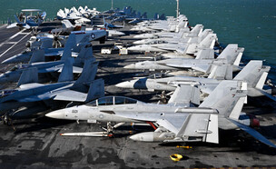 חלק מהמטוסים על הסיפון (צילום: Finnbarr Webster/Getty Images)