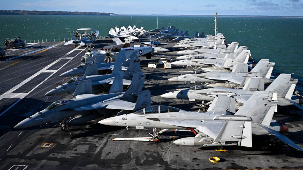 חלק מהמטוסים על הסיפון (צילום: Finnbarr Webster/Getty Images)