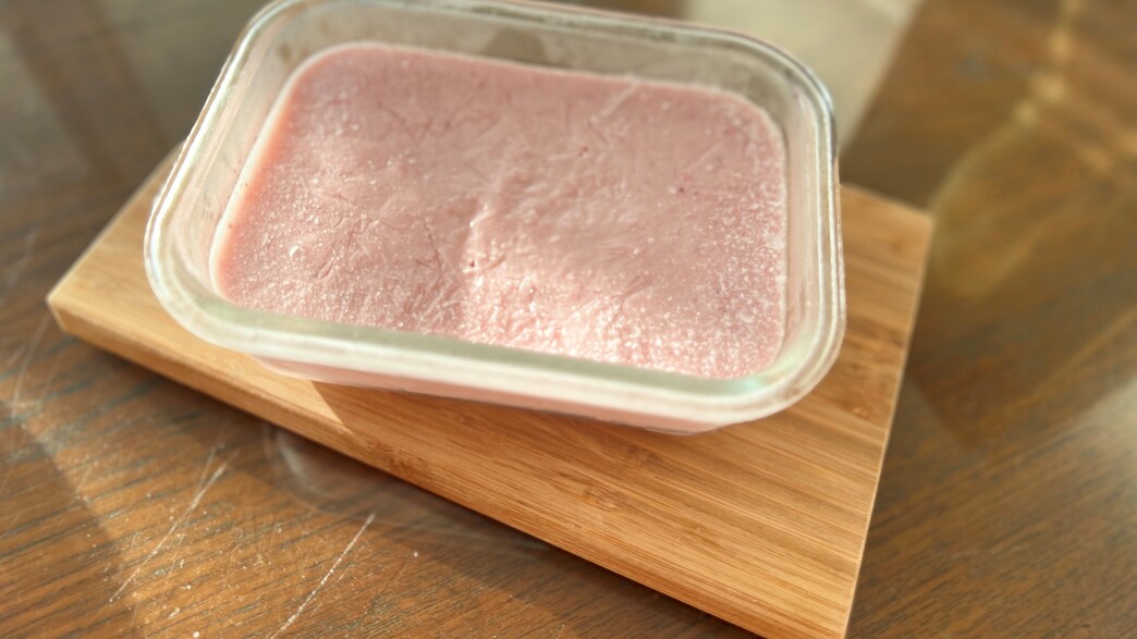 גלידת קוטג'. קוטג', תותים ומייל - 3 מרכיבים וזהו גלידת קוטג'. קוטג', תותים ומייל - 3 מרכיבים וזהו