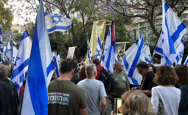 הפגנת מתנגדי הרפורמה מול ביתו של אהרון ברק (צילום: לפי סעיף 27 א')