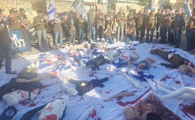 מיצג על הרציחות בחברה הערבית ורצח הנשים (צילום: אחים לנשק מחאת המילואמניקים)