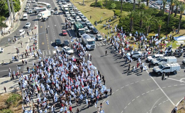 ההפגנה נגד המהפכה המשפטית, הכפר הירוק (צילום: שי קוריאנסקי)