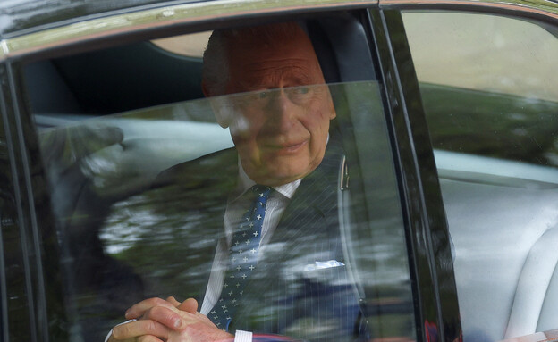 המלך צארלס מגיע לארמון (צילום: reuters)