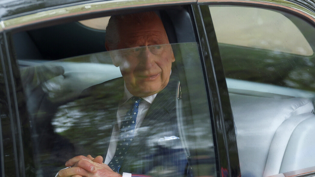 המלך צארלס מגיע לארמון