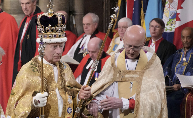 ציארל עם הכתר בזמן  ההכרתה (צילום: AP)