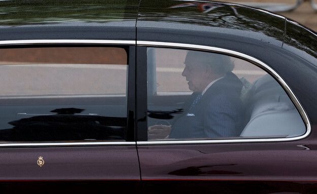 המלך צ'ארלס מגיע לווסטמיניסטר אבי (צילום: רויטרס)