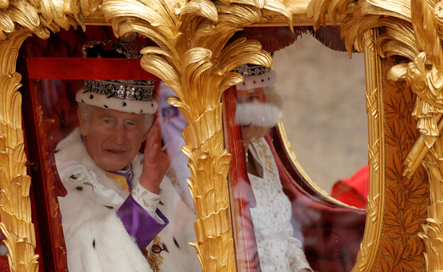 המלך צ'ארלס מנופף לשלום בכרכרה (צילום: רויטרס)