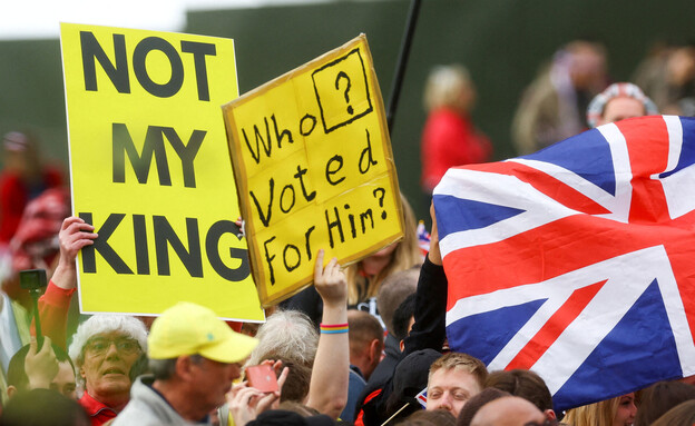 שלטים נגד הכתרת המלך צ'ארלס בלונדון (צילום: רויטרס)