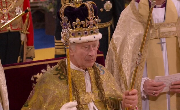 צ'ארלס חובש את הכתר על ראשו (צילום: רויטרס)
