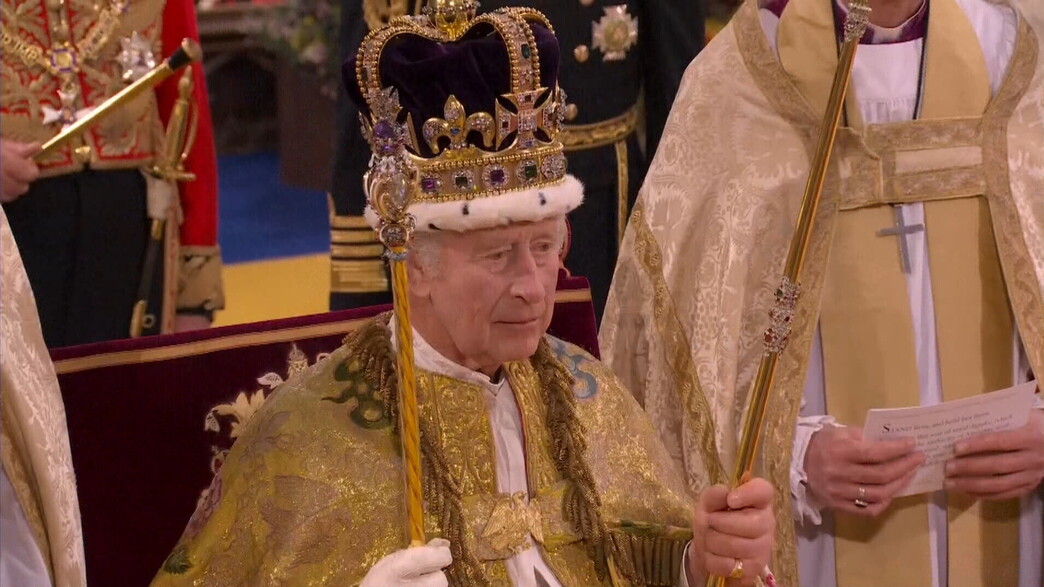 צ'ארלס חובש את הכתר על ראשו