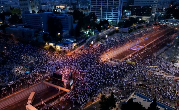 מפגינים בתל אביב (צילום: N12)