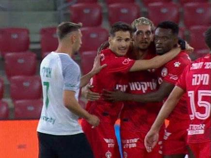 אצילי ניגש ללופס במהלך החגיגות