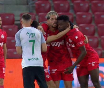 לאחר הלחישה באוזן, הטענה של אצילי: לופס ניסה לנגוח בו