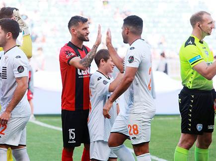 גם שחקני היריבה נפרדו ממנו (צילום: קובי אליהו)