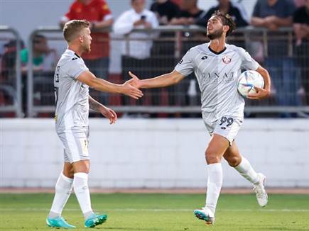 סיסה איזן וחדרה מיהרה להניח את הכדור במרכז (מאור אלקסלסי)