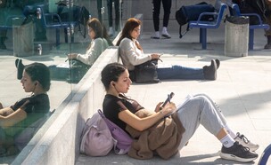 אנשים עם סמארטפונים, אילוסטרציה, ירושלים (צילום: Elena Rostunova, shutterstock)