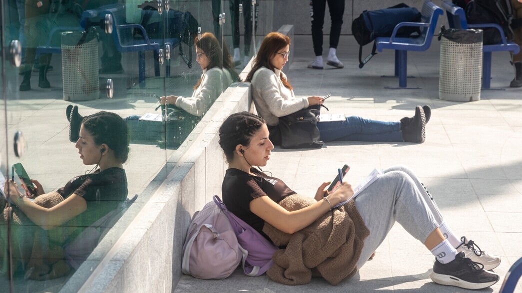 אנשים עם סמארטפונים, אילוסטרציה, ירושלים (צילום: Elena Rostunova, shutterstock)