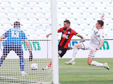 איים מספר פעמים (קובי אליהו)