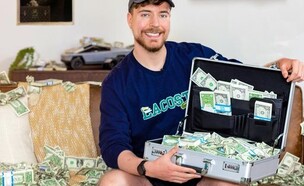 היוטיובר MrBeast מחלק כסף (צילום: אינסטגרם @MrBeast)