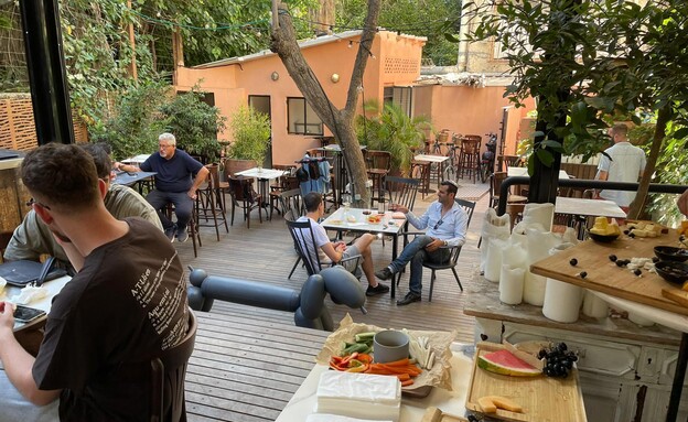 מלון אסמבלאז' אוכל בחצר (צילום: באדיבות מלון אסמבלאז')