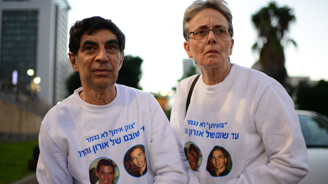 שמחה גולדין ולאה גולדין בהפגנה למען השבת הבנים