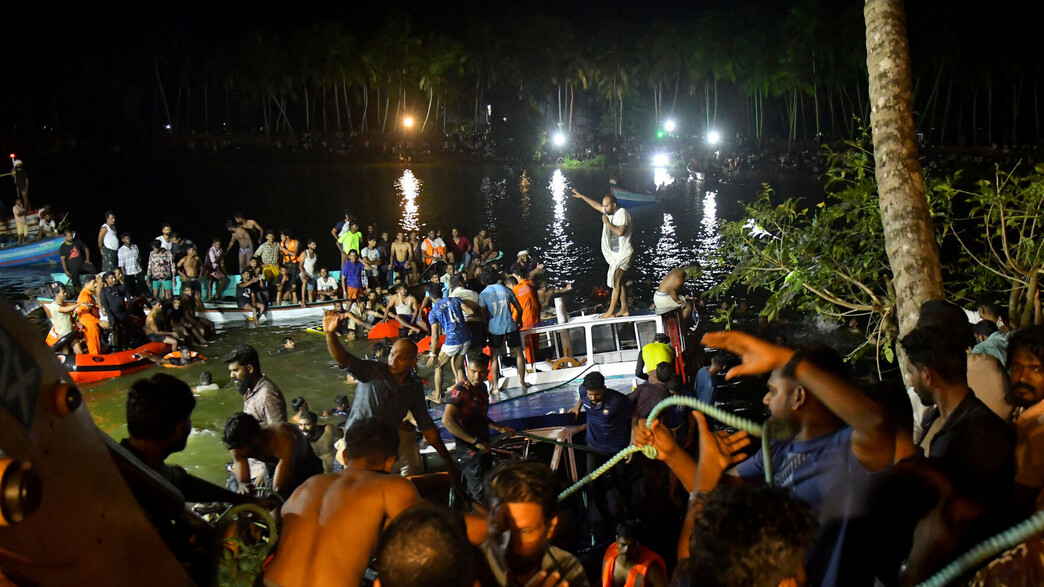 עשרות הרוגים בהתהפכות סירה בהודו