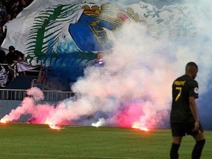 בדרך גם אבוקות היו על הדשא (getty)