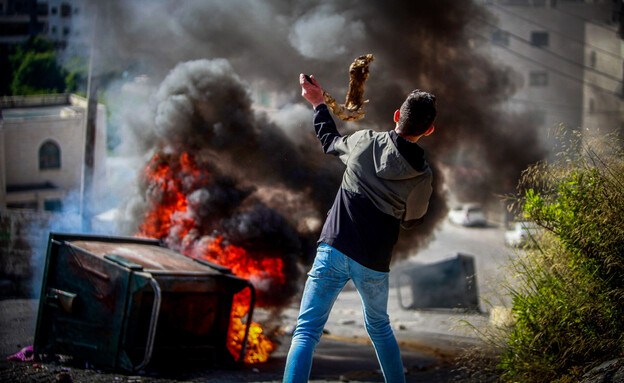 עימותים בין פלסטינים לכוחות צה"ל סמוך לשכם (צילום: נאסר אישתייה, פלאש 90)