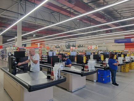 "העמיס עגלה מלאה במוצרים ויצא מהסופר בלי לשלם"