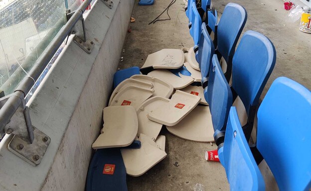 כיסאות שבורים אצטדיון סמי עופר (צילום: מכבי חיפה)