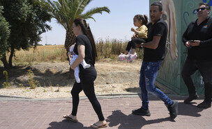 משפחה עוזבת מחסה בשדרות לאחר מתקפת רקטות מעזה (צילום: ap)