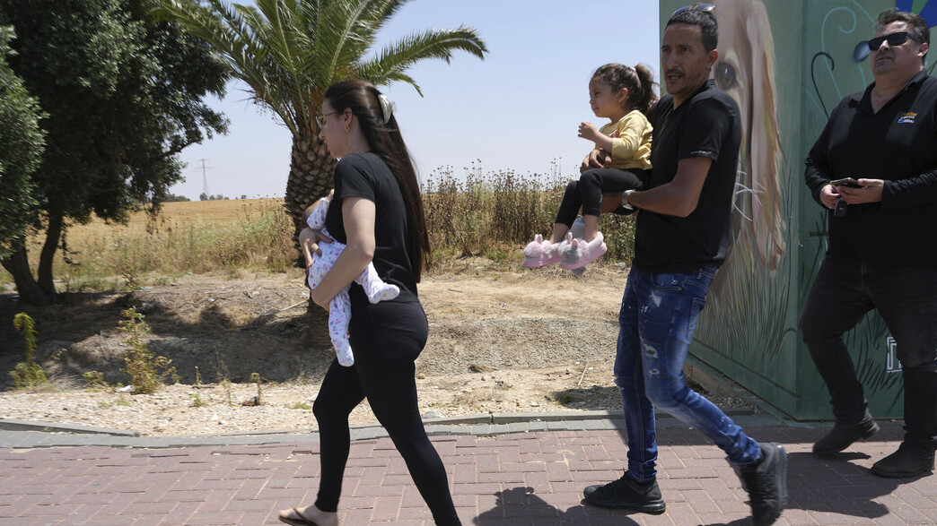 משפחה עוזבת מחסה בשדרות לאחר מתקפת רקטות מעזה (צילום: ap)
