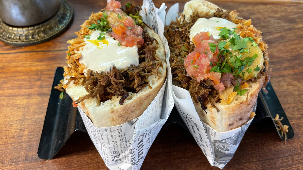 הפודי של ברבי - שני חצאי פיתות אסאדו הפודי של ברבי - שני חצאי פיתות אסאדו