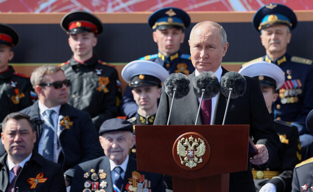 פוטין נואם במצעד הצבאי במוסקווה (צילום: רויטרס)