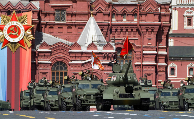 המצעד הצבאי במוסקווה: רק טנק אחד ישן הוצג (צילום: רויטרס)